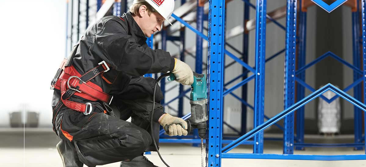 tecnico instalando estantería metalica en almacen