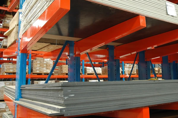 rack cantilever azul con maderas